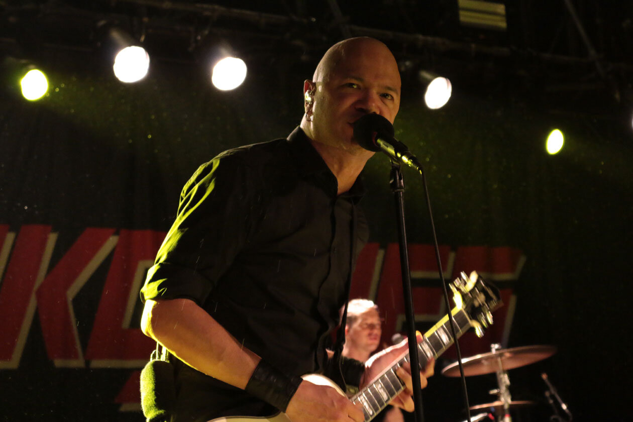 Danko Jones Danko Jones. (12/16) Danko und Band gehen ab, wie man