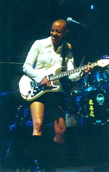 David Bowie – Bassistin Gail Ann Dorsey, hier an der Gitarre.
