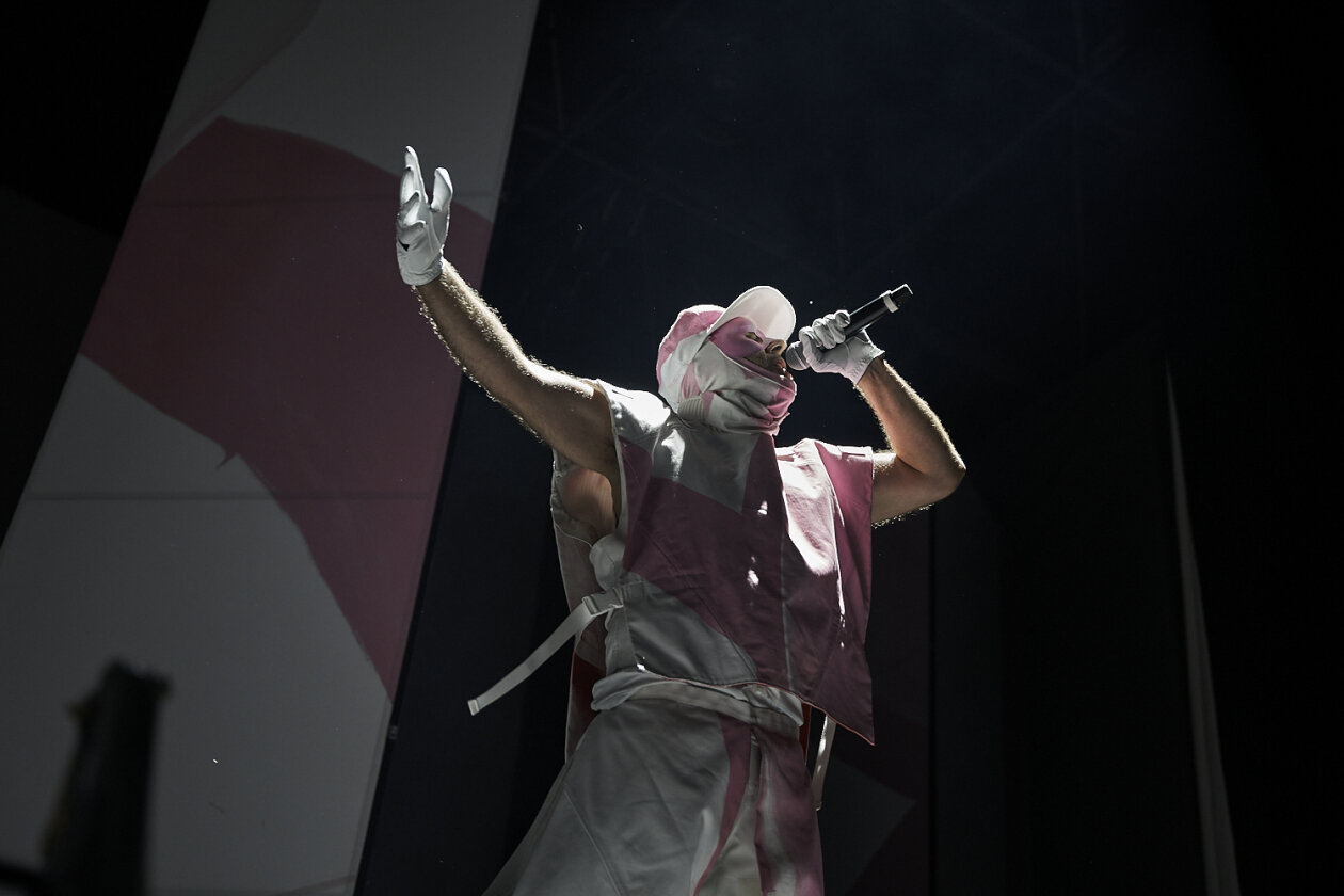  Deichkind – Deichkind 2022 live in Berlin (26/29) – Deichkind bei ihrem Motiv 