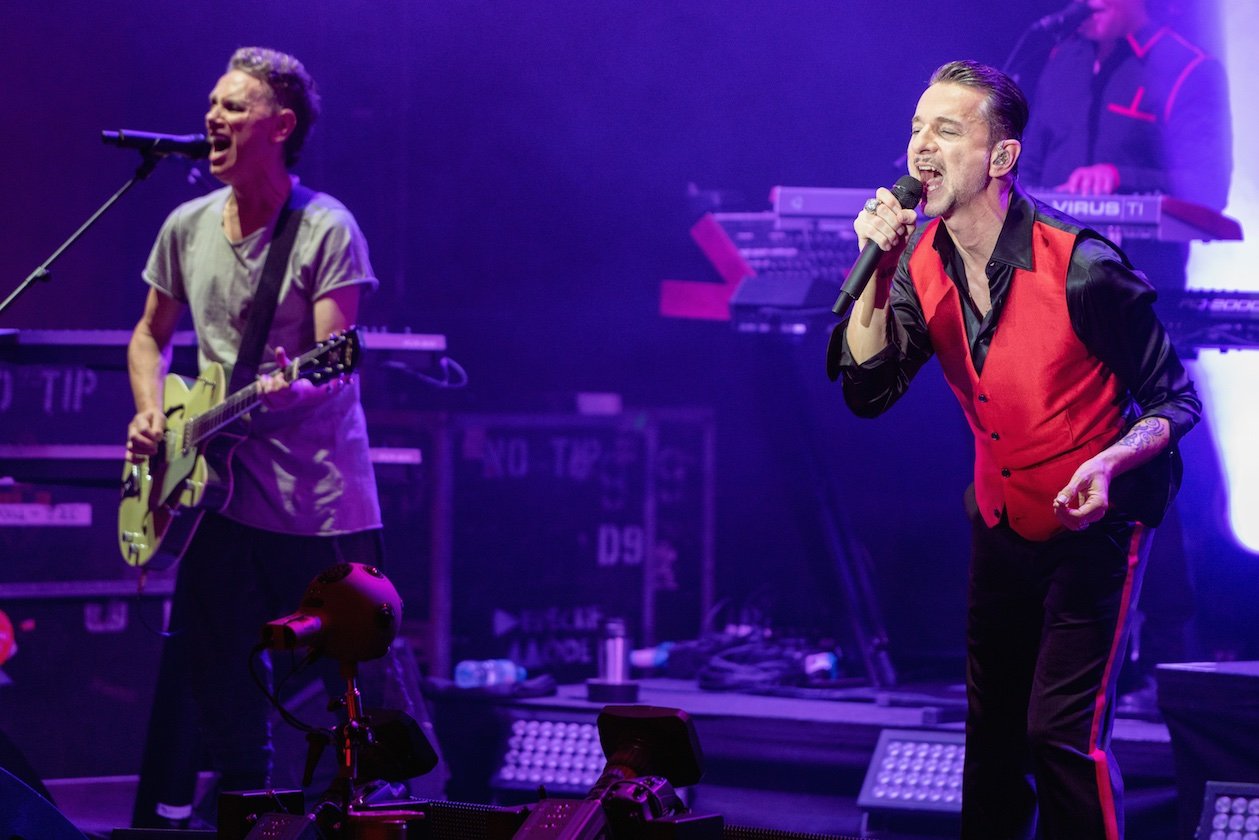 Die Livepremiere von "Spirit" am Tag der Albumveröffentlichung. – Depeche Mode performen "Spirit" live ...