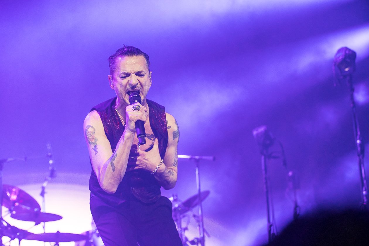 Nach der Stadion-Show im Rheinenergie-Stadion 2017 nun in der Halle: 18.000 Fans bejubelten Depeche Mode. – Auch "It's No Good" von 1997 fand den Weg zurück in die Konzert-Setlist
