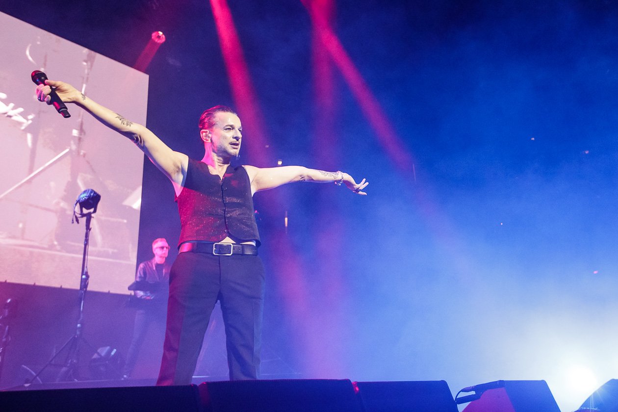 Nach der Stadion-Show im Rheinenergie-Stadion 2017 nun in der Halle: 18.000 Fans bejubelten Depeche Mode. – Heute unterlässt Gahan diese Drehungen weitestgehend