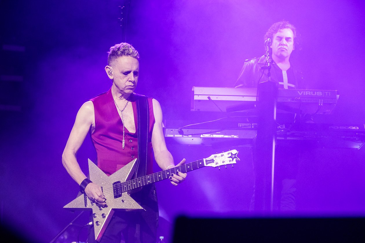 Nach der Stadion-Show im Rheinenergie-Stadion 2017 nun in der Halle: 18.000 Fans bejubelten Depeche Mode. – Songwriting-Chef Martin Gore