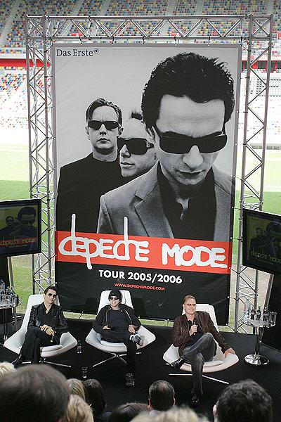 Depeche Mode verkünden ihre nächste Weltumseglung in der Düsseldorfer LTU-Arena. – 