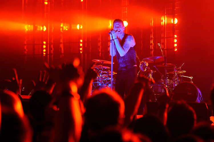 Depeche Mode – Martin, Dave und Andy rocken das Badnerland. – ...die Bühne und beginnen mit "In Chains" ihre gut zwei Stunden...