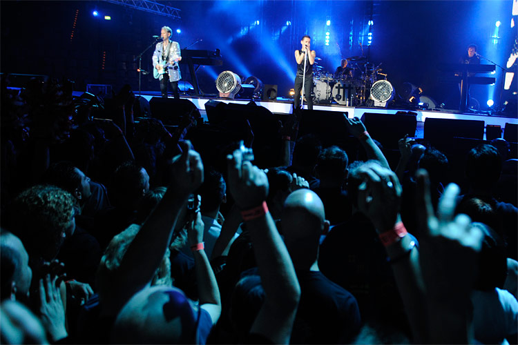 Martin, Dave und Andy rocken das Badnerland. – ...Spielfreude und perfekter Show zeigen Depeche Mode...