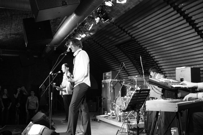 Die Sterne – Konzert im Jazzhaus am 19. April 2010 – Frank Spilker bittet nach dem ersten Song näher zur Bühne
