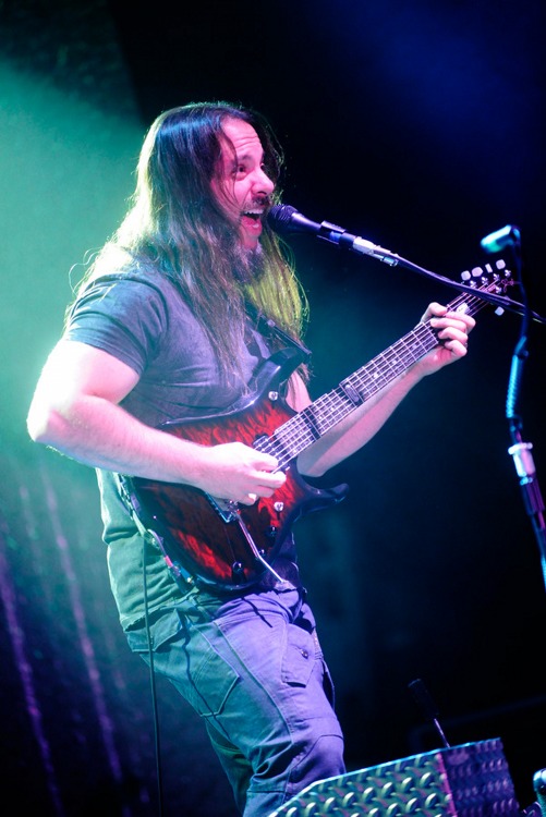 Zusammen mit Opeth in Düsseldorf: Dream Theater. – John Petrucci und Schlagzeuger Mike Portnoy springen ein...