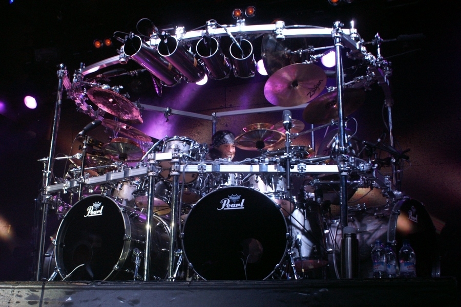 Dream Theater – Mit neuem Drummer und beim einzigen Schweizer Clubgig im Komplex 457. – Der Neue in seiner Schlagzeugburg: Mike Mangini.