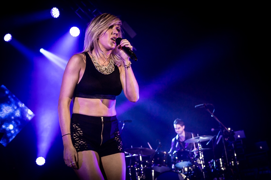 Ellie Goulding – Als wär der Sommer in der Stadt gewesen - im kurzen Outfit on stage. – Ellie in der Stadthalle.