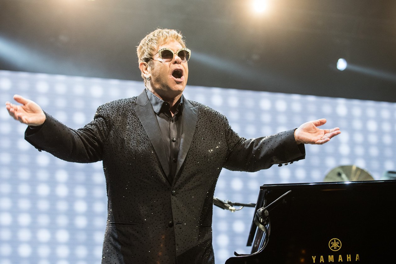 Elton John – Wenn sich der Brite ankündigt, ist die Hütte rappelvoll. – Hello!