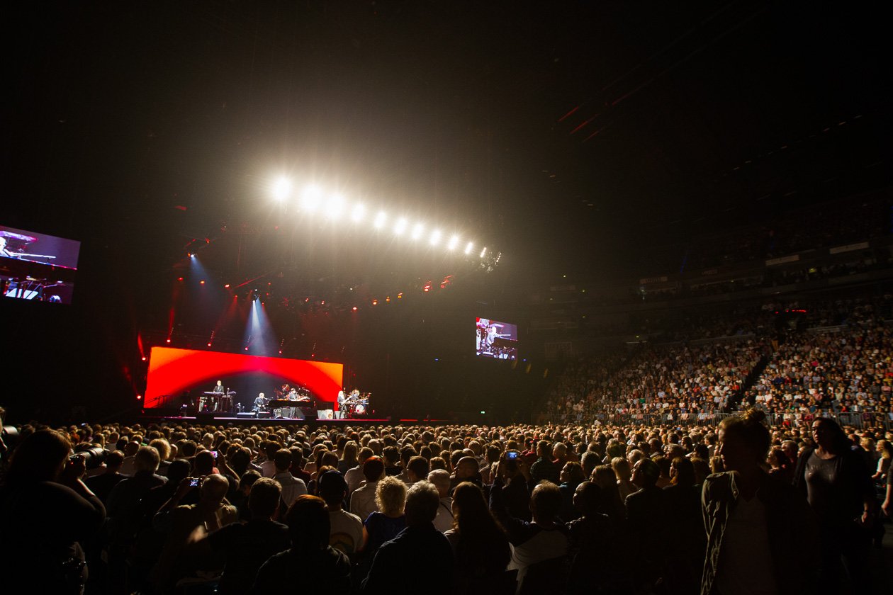 Elton John – Wenn sich der Brite ankündigt, ist die Hütte rappelvoll. – In der Lanxess Arena.