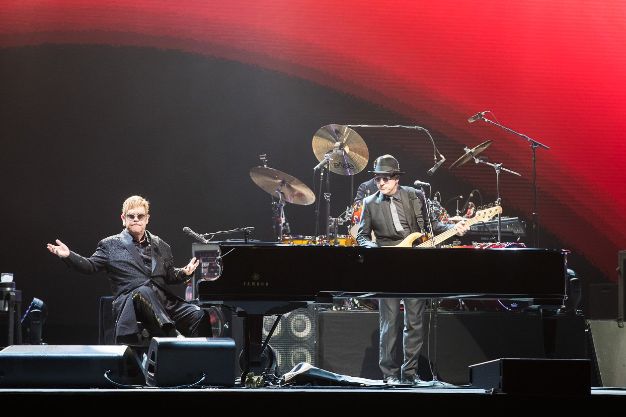 Elton John – Wenn sich der Brite ankündigt, ist die Hütte rappelvoll. – Elton mit Band.