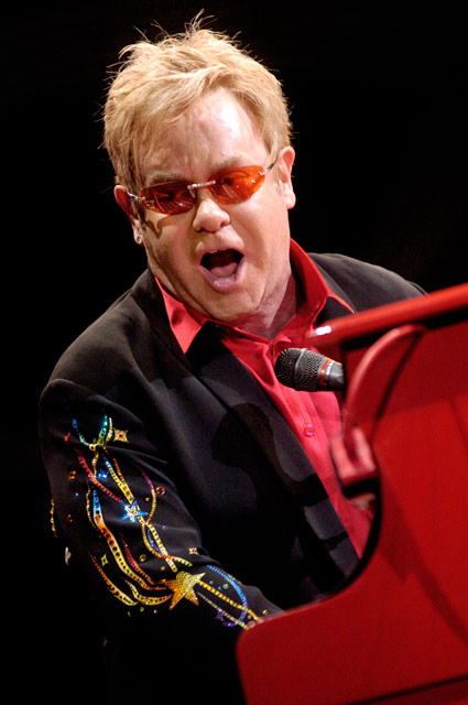 Elton und sein rotes Piano begeistern 8000 Zuschauer in Düsseldorf. – Elton John live in Düsseldorf.