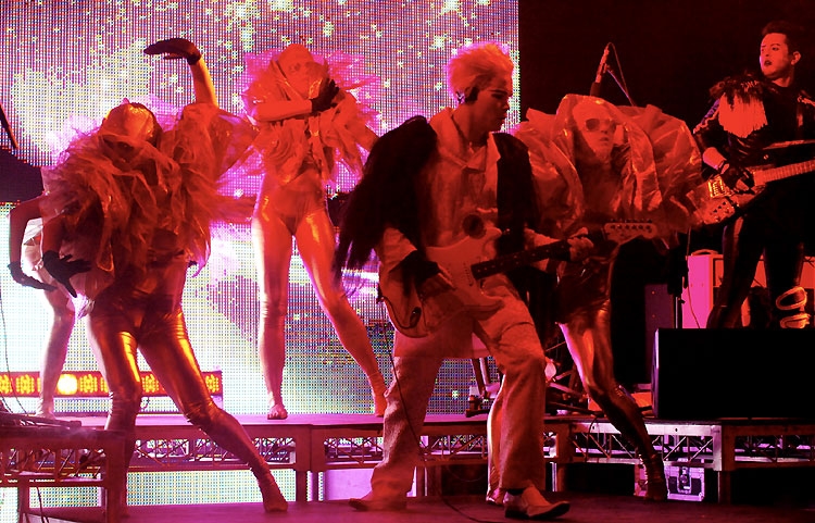 Empire Of The Sun – Dieses Kostümtheater in Brisbane könnte selbst Kylie Minogue neidisch machen. – Der erste offizielle Gig überhaupt: 26. September 2009.