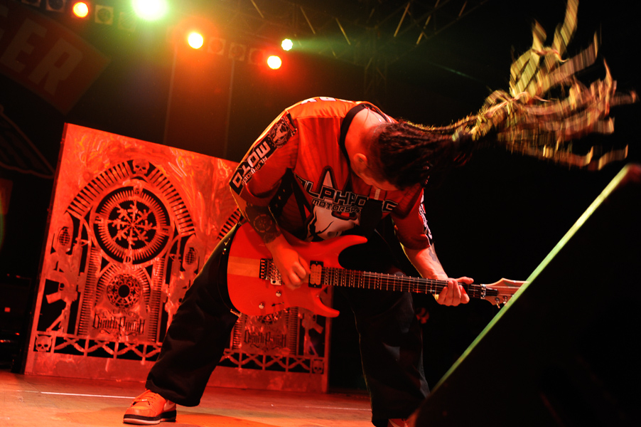 Five Finger Death Punch – Raise your fist in the air! – Zoltan Bathory.
