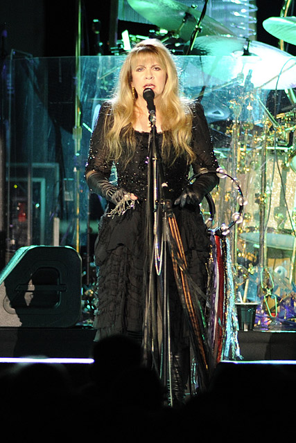 Fleetwood Mac – ... Stevie Nicks wechselt dabei immer wieder die Kostüme