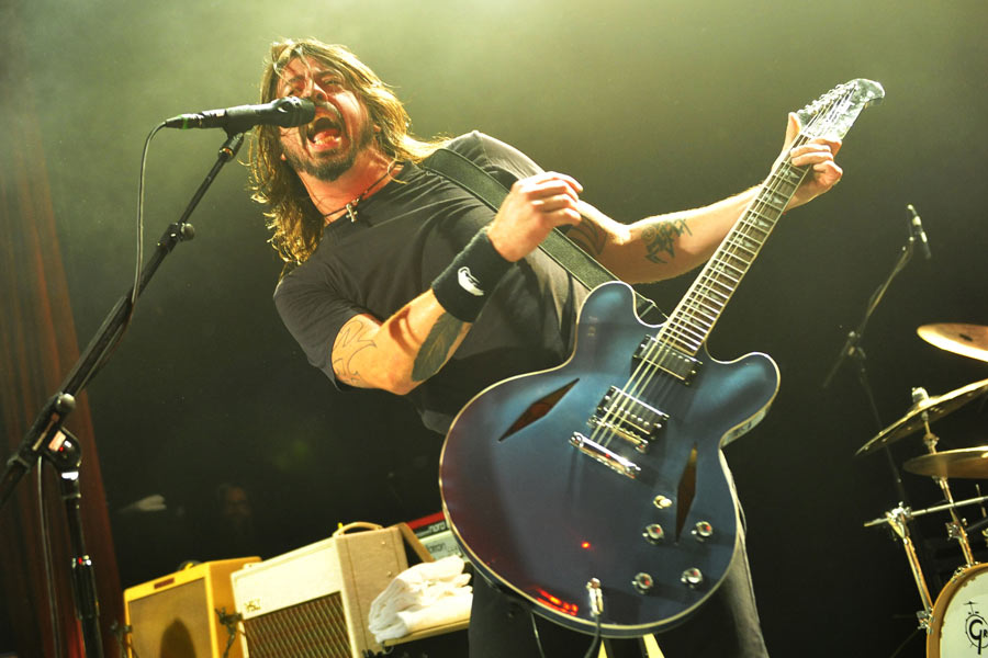Foo Fighters – Zweieinviertel Stunden kollektiver Wahnsinn. – Grohl hüpft und tanzt.