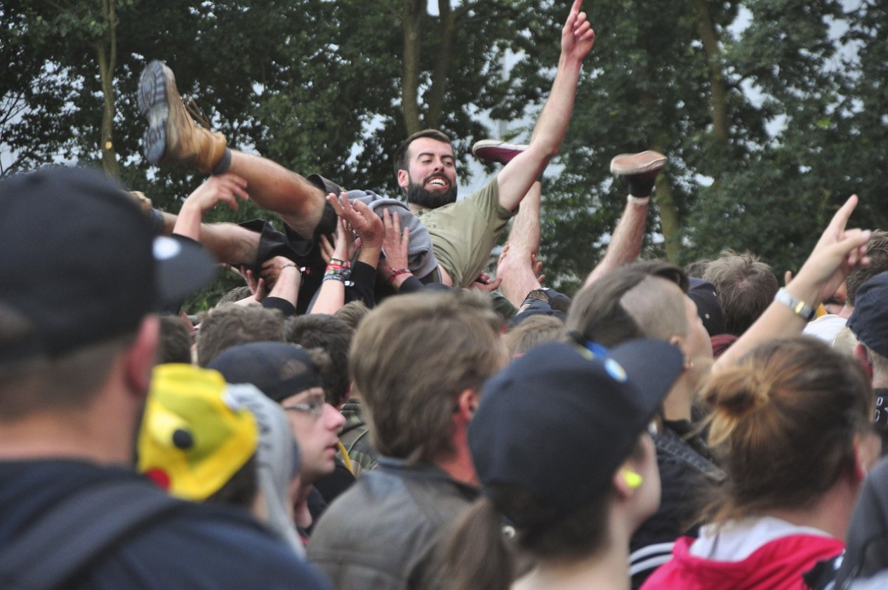 Impressionen und Atmosphäre vom belgischen XXL-Metaltreffen. – Crowdsurfing.