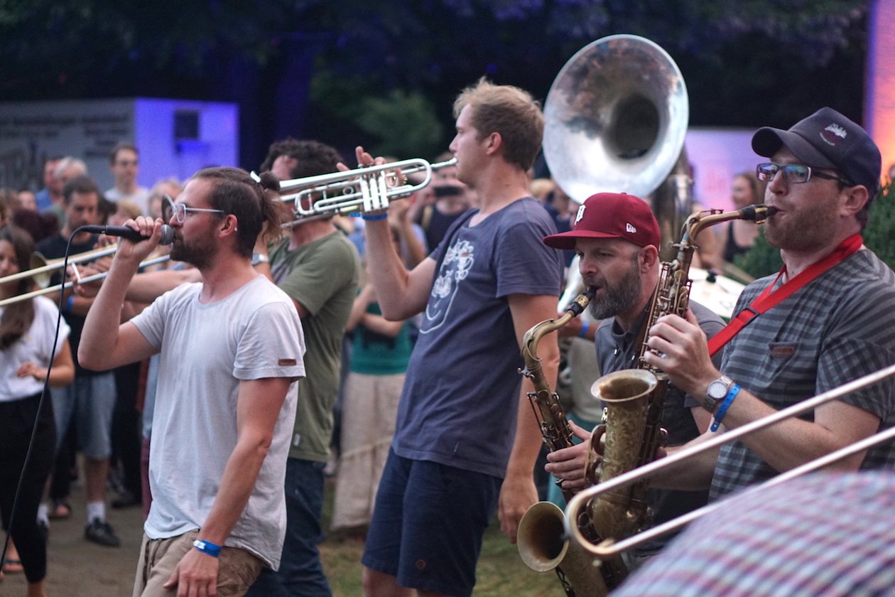 Gisbert zu Knyphausen nutzt das elterliche Weingut im Rheingau jährlich als Festivalgelände. – Moop Mama. 