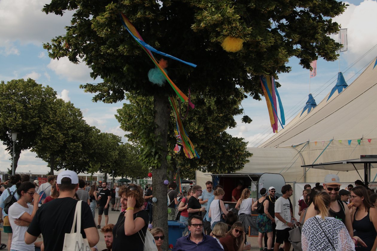 Zum vorerst letzten Mal öffnete das sympathische Festival im Südwesten Deutschlands seine Tore: Bilder zur 9. Auflage. – Lauter Bäume. Das Maimarkt-Gelände.