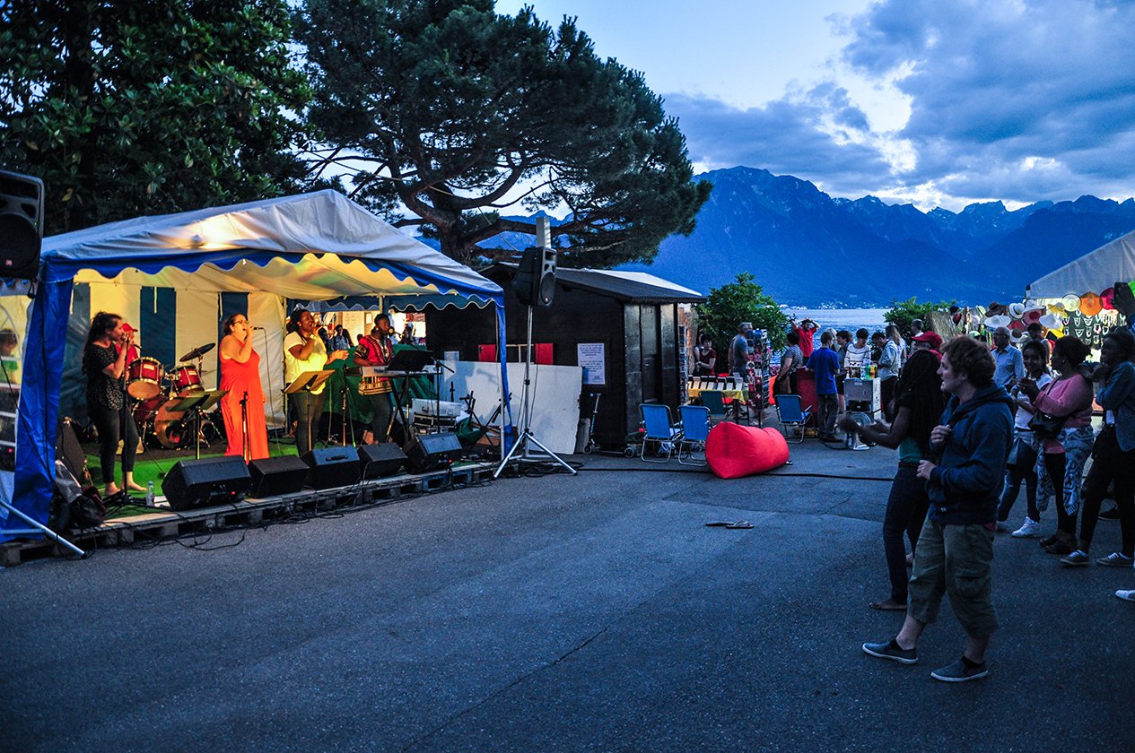 Fotos von Mogwai, Sigur Rós und viele Impressionen vom Montreux Jazz Festival 2016. – Auch am Rande treten unzählige Künstler auf.