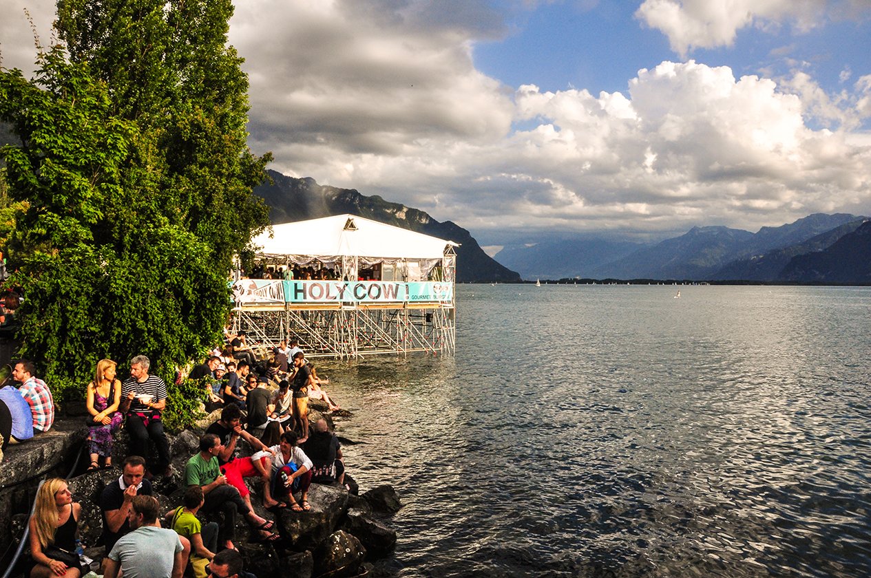 Fotos von Mogwai, Sigur Rós und viele Impressionen vom Montreux Jazz Festival 2016. – Die Besucher genießen den Alpen-Ausblick.