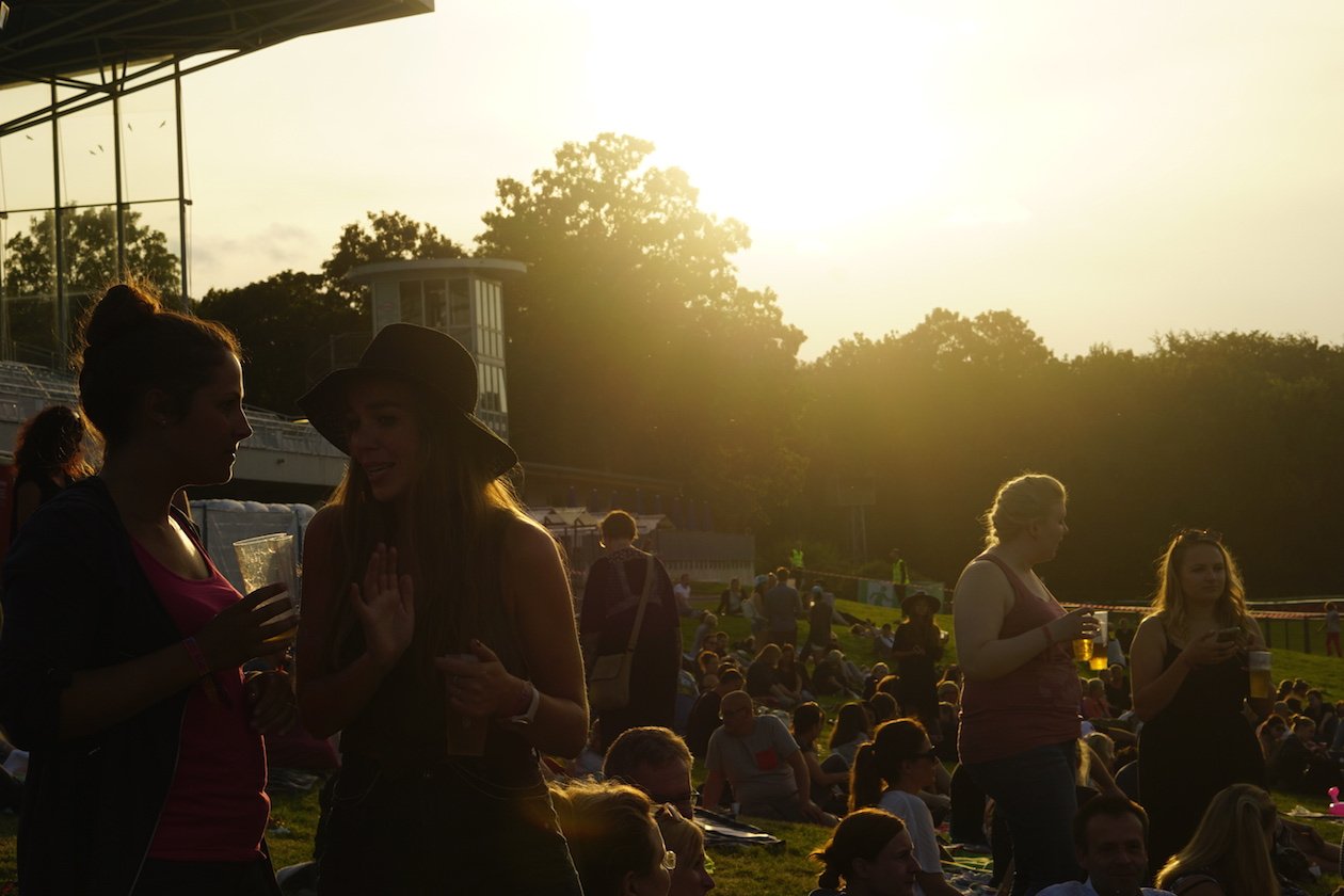 Die Fotos vom Festival auf der Galopprennbahn. – "Das hat was von Woodstock." (Express).
