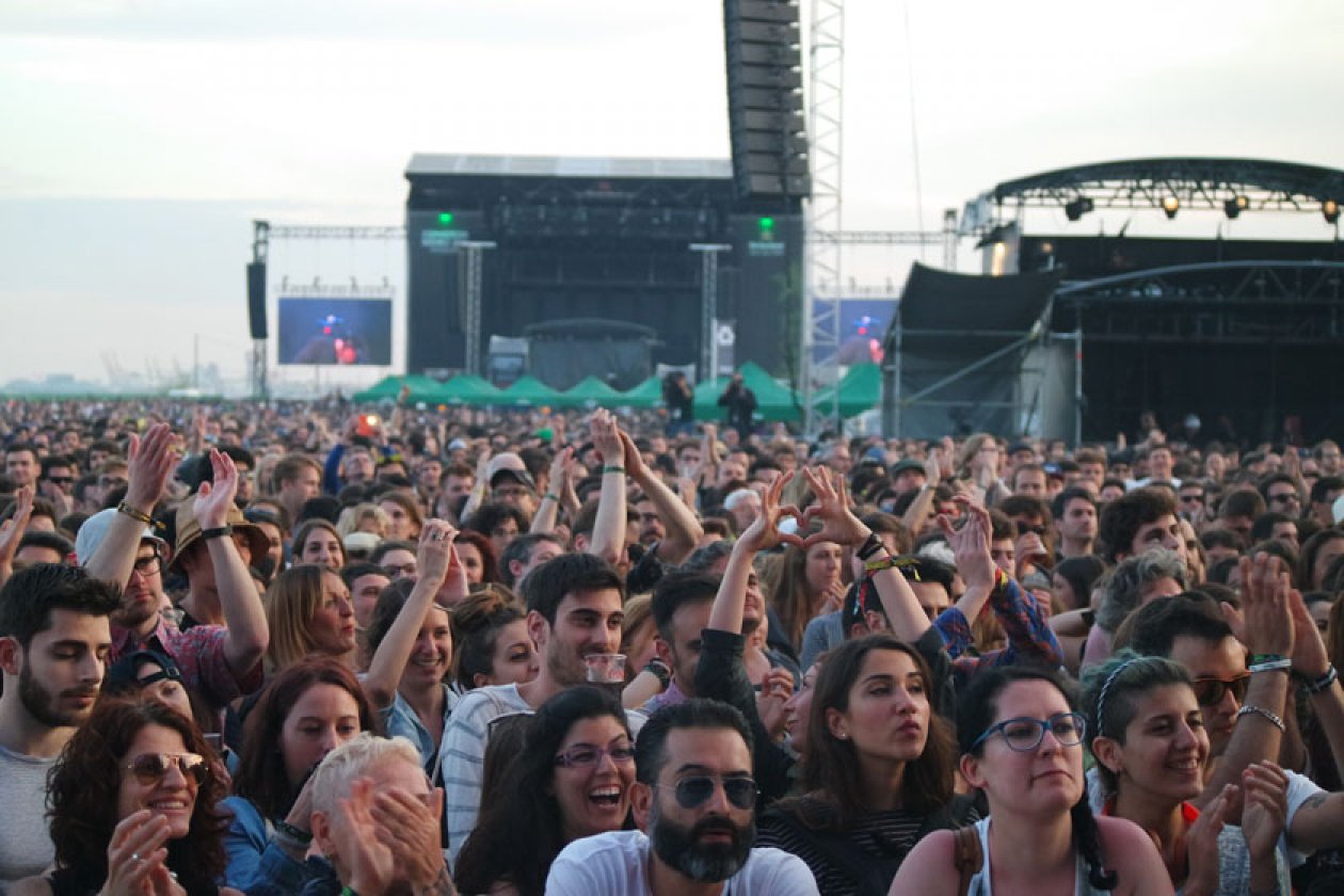 Aktuelle Fotos vom Festival in Barcelona – Beirut-Fans.