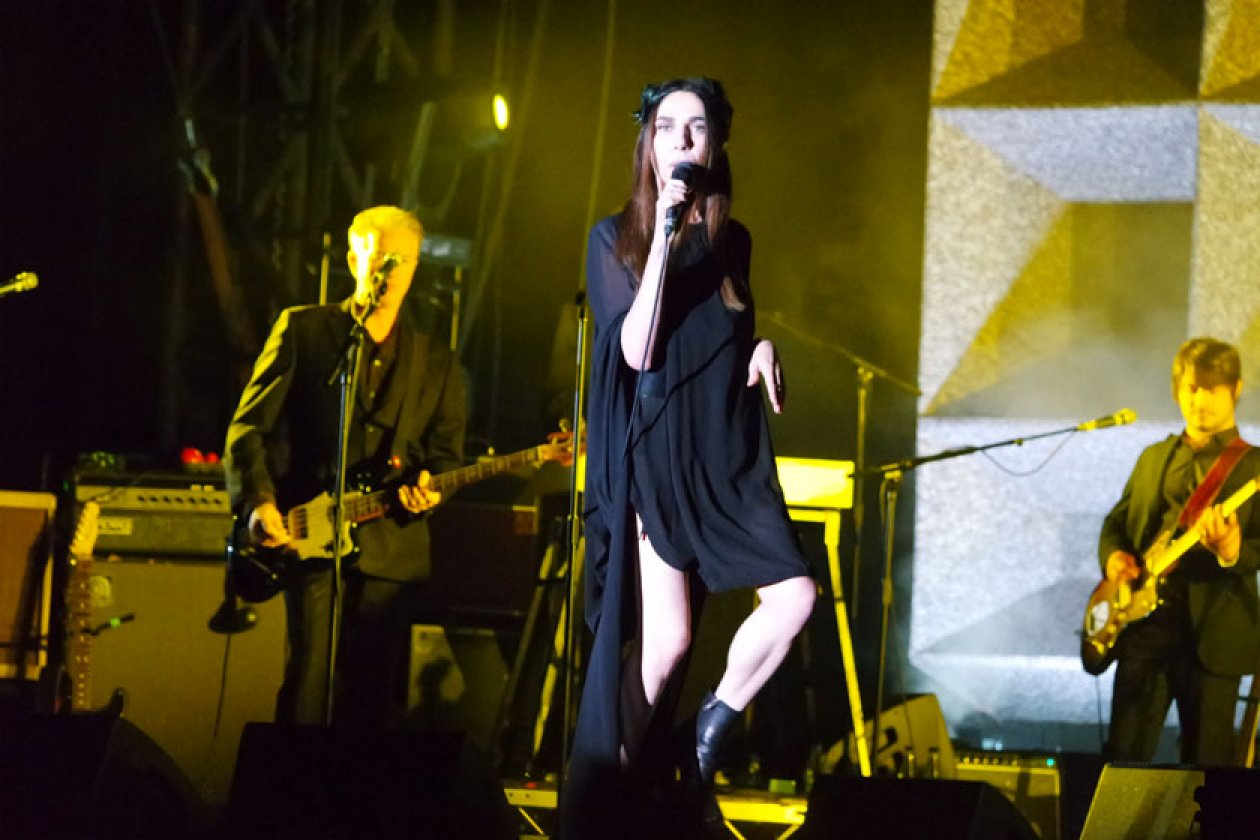 Aktuelle Fotos vom Festival in Barcelona – Endlich: Bühne frei für PJ Harvey.