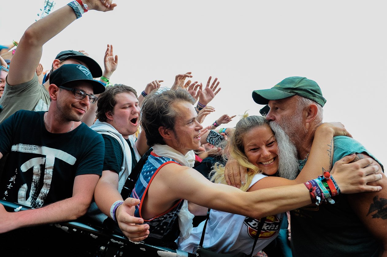 Die Bilder vom letzten Festivaltag auf dem Nürburgring. – Ein großartiger Mann. Seasick Steve gibt jedem Fan nach dem Konzert die Hand.