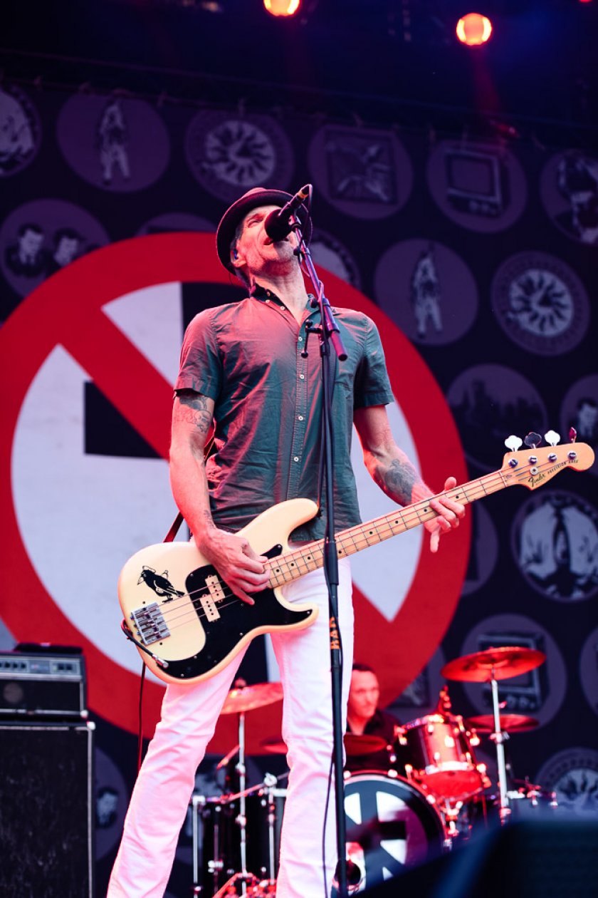 Muse, The Libertines, Bad Religion u.a. gratulieren zum Festivaljubiläum im Bodenseestadion. – Jay Bentley.
