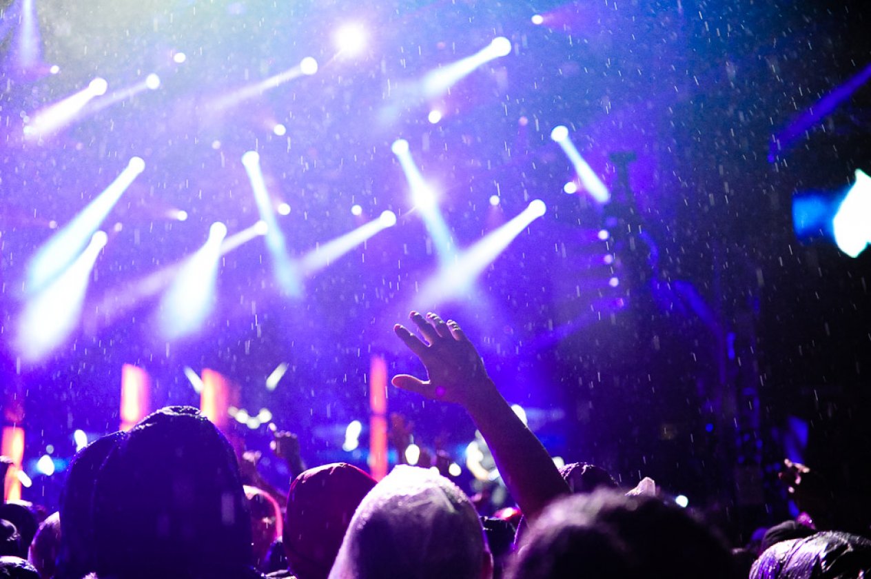 Muse, The Libertines, Bad Religion u.a. gratulieren zum Festivaljubiläum im Bodenseestadion. – Mit Licht gegen das Wetter.