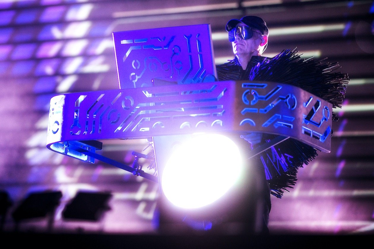 Schnappschüsse ohne Ende: aus dem Fotograben, von der Bühne, mittendrin im Moshpit oder unterwegs auf dem Festivalgelände. – Die Pet Shop Boys können alles tragen. Zumindest taten sie es. Berlin, 2013.