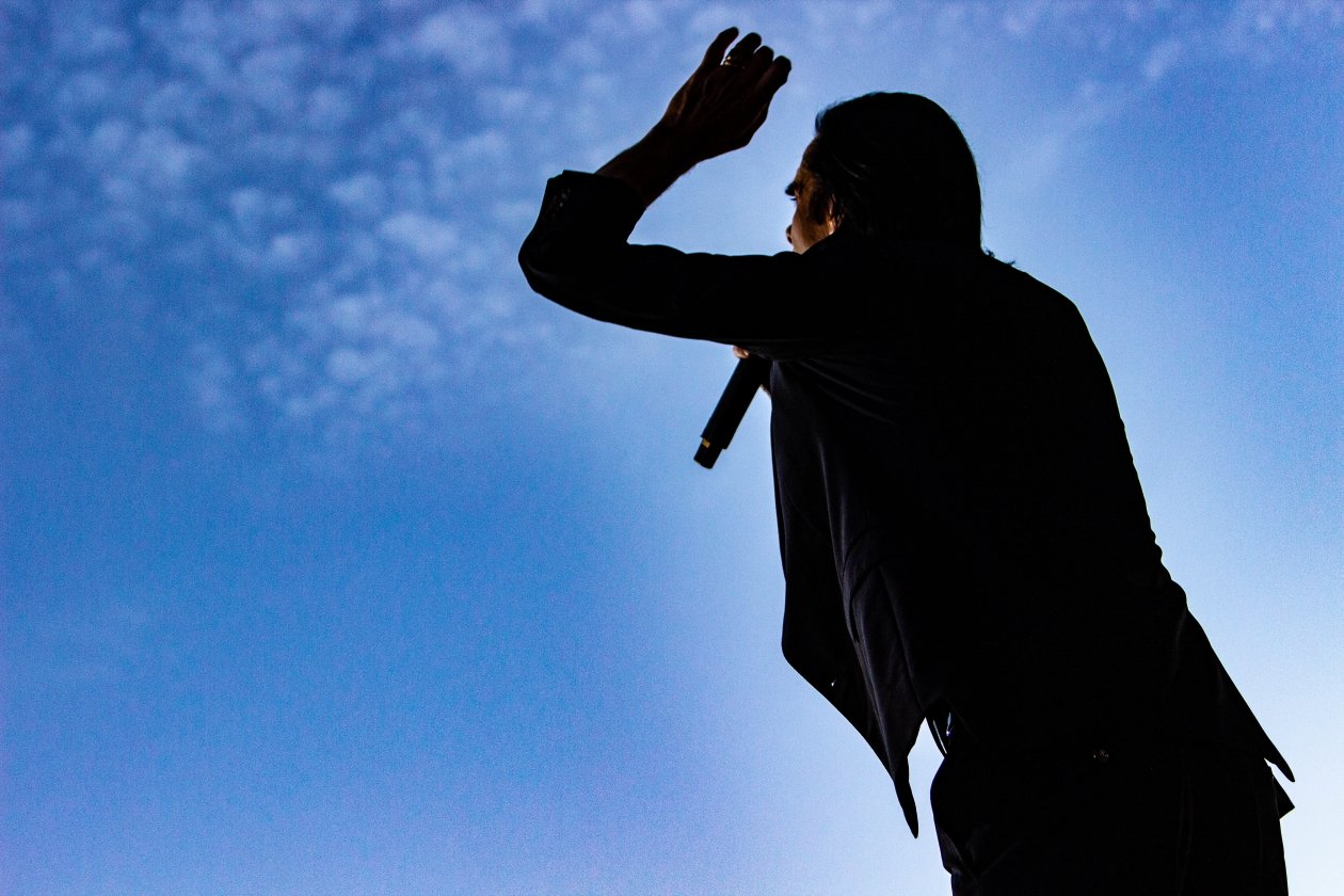Schnappschüsse ohne Ende: aus dem Fotograben, von der Bühne, mittendrin im Moshpit oder unterwegs auf dem Festivalgelände. – Roskilde 2018, Nick Cave pushes the sky away!