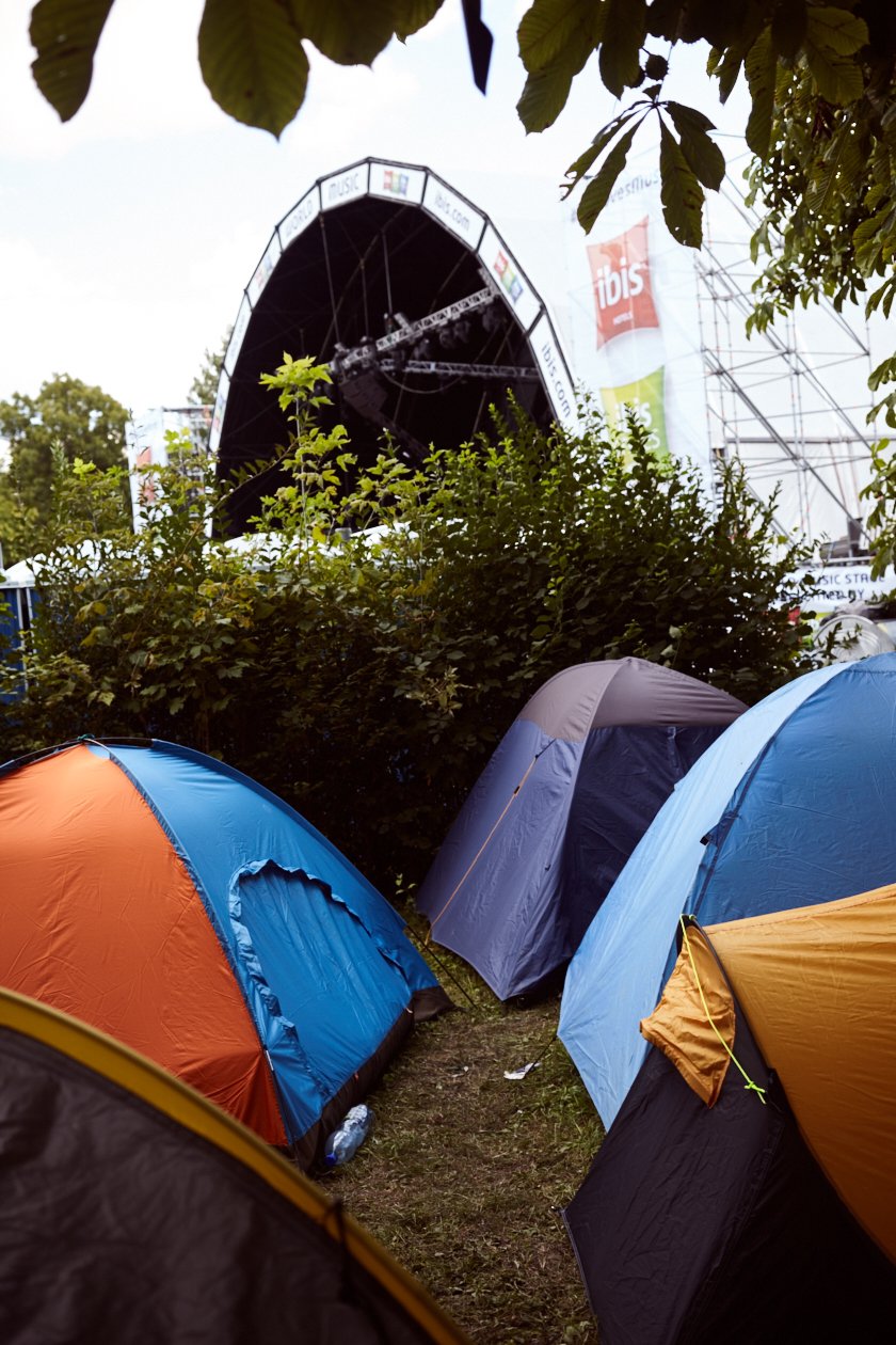 Acht Tage, über 60 Bühnen - Hunderttausende aus der ganzen Welt feiern auf der Budapester Donauinsel. – Camping- und Festivalareal gehen ineinander über.