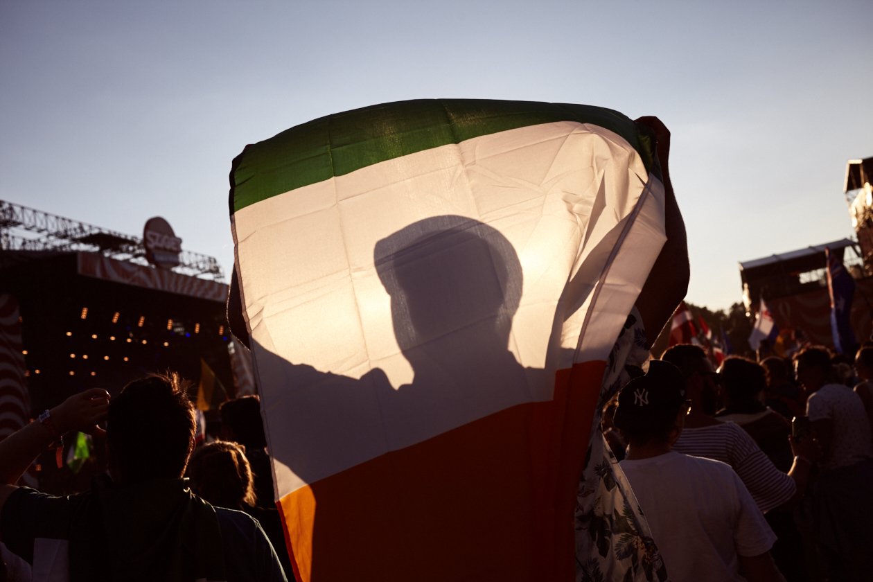 Acht Tage, über 60 Bühnen - Hunderttausende aus der ganzen Welt feiern auf der Budapester Donauinsel. – Show your flag.