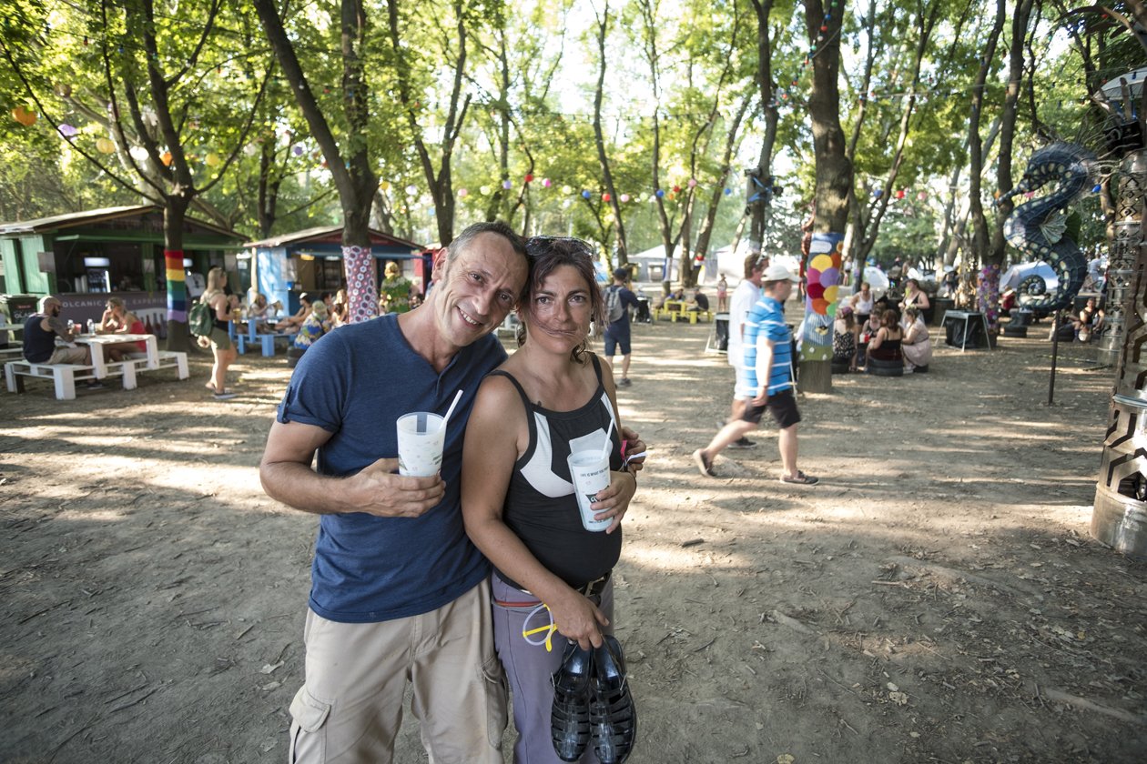 Die Fotos zum Festival-Tagebuch: Über eine Woche lang entsteht auf der Budapester Donauinsel eine eigene Welt. – Zufriedene Festivalbesucher.