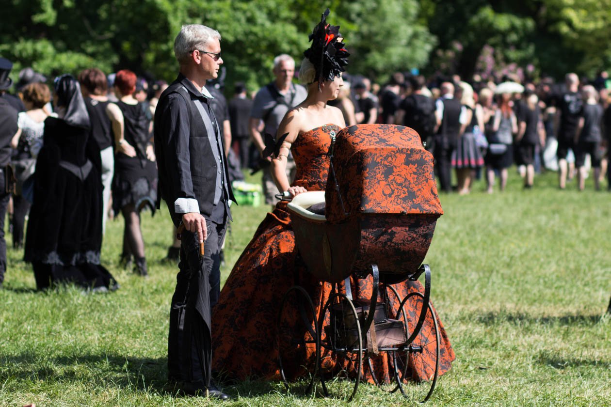 Szene-Treffen in Leipzig: Impressionen vom schwarzen Pfingstwochenende. – Beim viktorianischen Picknick gabs viele Kinderwägen - einige von ihnen auch passend zum Kleid.