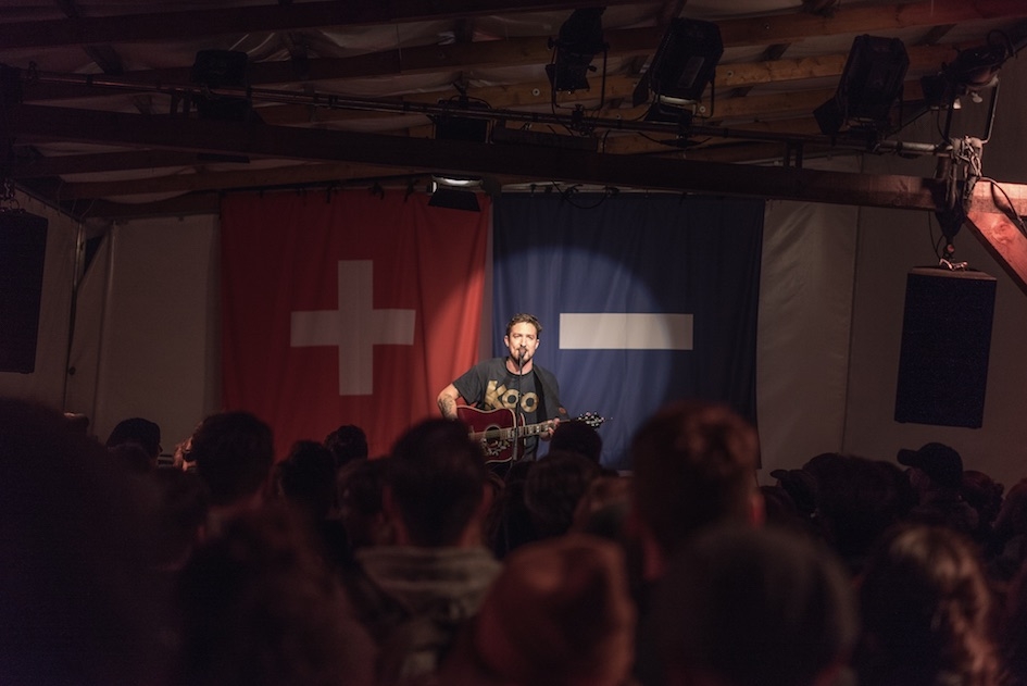 Frank Turner solo auf dem Escobar Sun Deck in Berlin. – Frank Turner live in Berlin 2015