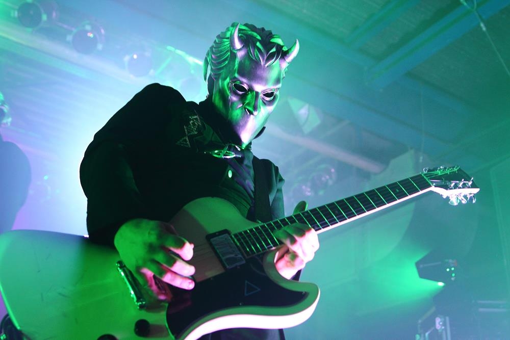 Ghost – Papa Emeritus III. und seine Ghoule zu Gast im ausverkauften Münchener Backstage. – Dafür übernimmt heute Nameless Bassghoul die Gitarre.