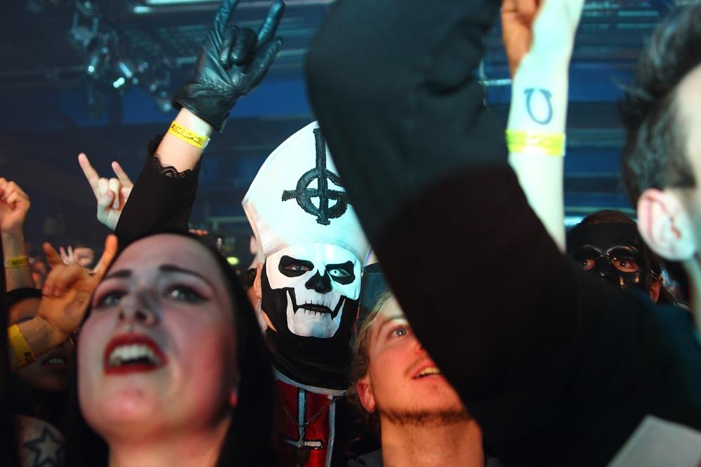 Ghost – Papa Emeritus III. und seine Ghoule zu Gast im ausverkauften Münchener Backstage. – Nämlich im Publikum.