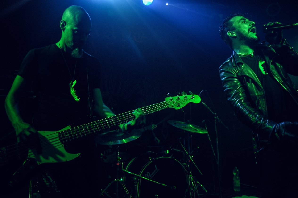Grave Pleasures – Joy Through Death – die Post-Punk-Durchstarter live. – Basser Valtteri Arino.