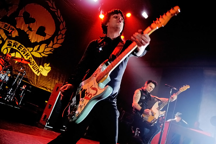 Green Day in der Clubatmosphäre des Kölner E-Werks. – Am Anfang stehen zunächst mal die Songs aus dem neuen Album.