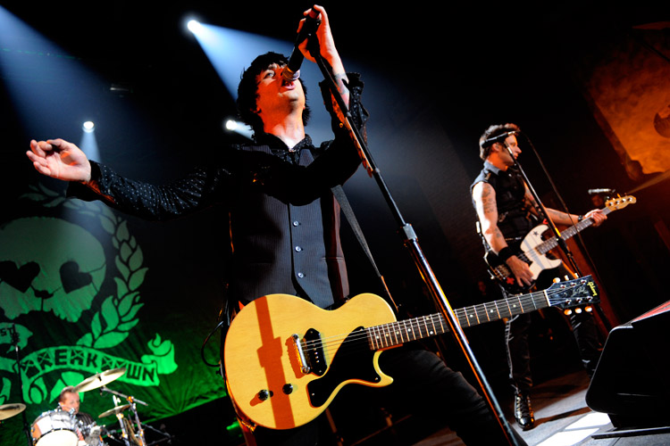 Green Day in der Clubatmosphäre des Kölner E-Werks. – auf diversen Webseiten anhören (Surftipps).