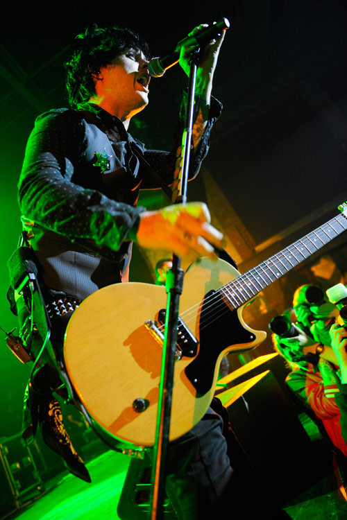 Green Day in der Clubatmosphäre des Kölner E-Werks. – ...ziemlich ungefiltert an das Publikum durchgereicht.