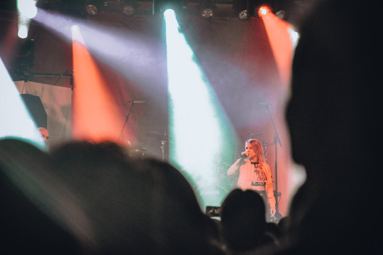 Guano Apes – Open Your Eyes: Eine ausverkaufte Live Music Hall feiert 25 Jahre deutsche Crossover-Geschichte. – Sandra Nasić.
