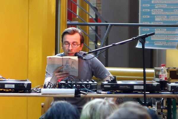 Lesung und DJing. Hans Nieswandt an der Friedrich Hecker Universität Konstanz – 
