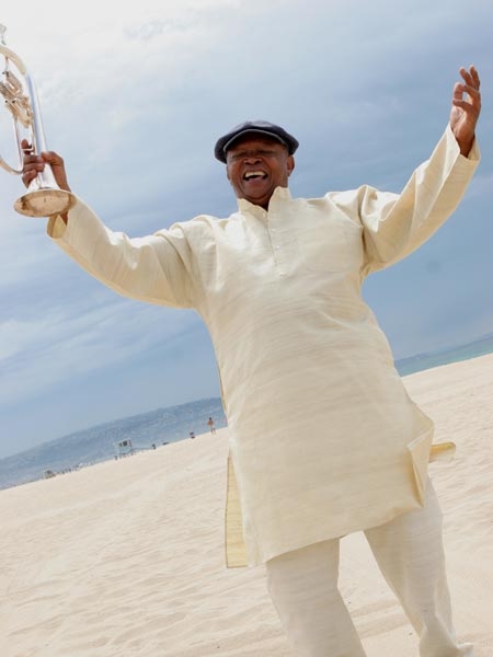 Hugh Masekela schenkt uns zu seinem 70. Geburtstag "Entspannung" (Phola). – 2009, zu seinem 70. Geburtstag, ...