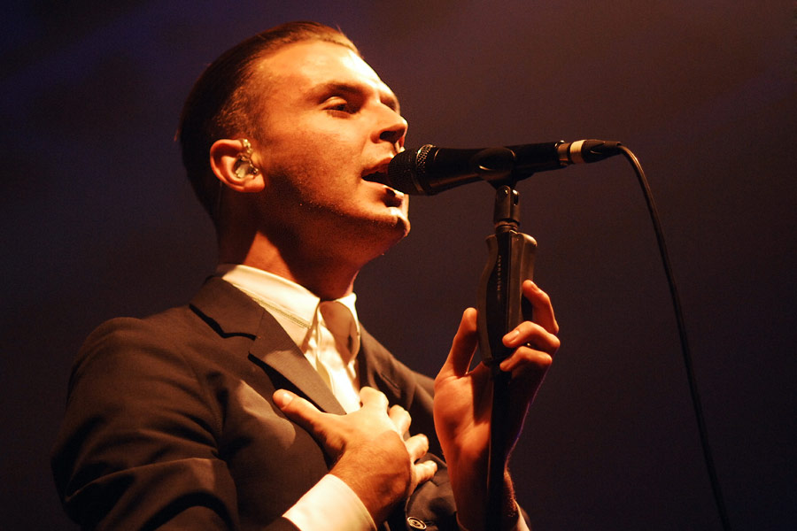 Тео хатчкрафт faith. Группа тео 2010. Hurts 2015. Hurts 2015. Hurts 2021.